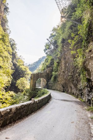 Foto de Panoramic road of Strada della Forra through the gorge on Lake Garda - Imagen libre de derechos