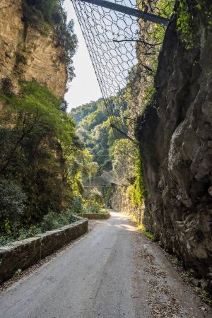 Foto de Panoramic road of Strada della Forra through the gorge on Lake Garda - Imagen libre de derechos