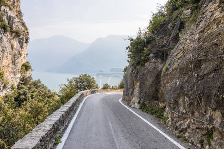 Téléchargez les photos : Strada della Forra panoramic road through the gorge on Lake Garda - en image libre de droit