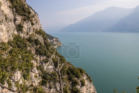 Foto de Mountain scenic road Strada della Forra through the gorge on Lake Garda - Imagen libre de derechos
