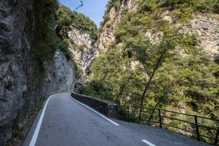 Foto de Strada della Forra mountain scenic road through the gorge on Lake Garda - Imagen libre de derechos