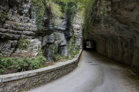 Foto de Strada della Forra mountain landscape road through the gorge on Lake Garda - Imagen libre de derechos