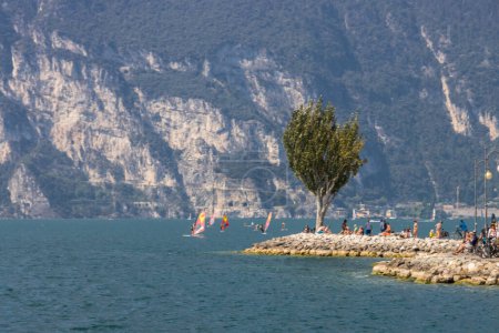 Téléchargez les photos : Journée d'été à Torbole resort sur le lac de Garde - en image libre de droit