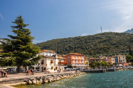 Téléchargez les photos : Sunny summer day in Torbole resort on Lake Garda - en image libre de droit