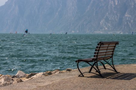 Téléchargez les photos : Journée ensoleillée d'été à Torbole resort sur le lac de Garde - en image libre de droit