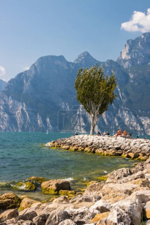 Téléchargez les photos : Sunny summer day in Torbole resort on Lake Garda - en image libre de droit