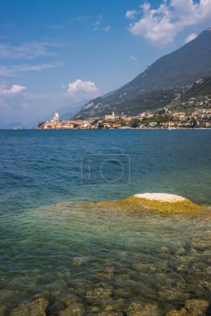 Téléchargez les photos : Sunny summer day in Malcesine resort on Lake Garda - en image libre de droit