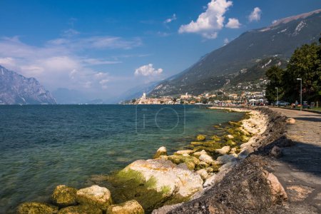 Foto de Sunny summer day in Malcesine resort on Lake Garda - Imagen libre de derechos