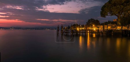 Téléchargez les photos : Evening in the resort of Sirmione on Lake Garda - en image libre de droit
