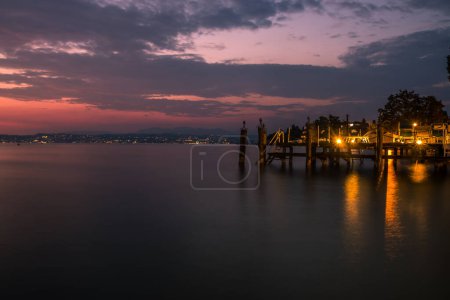 Téléchargez les photos : Evening in the resort of Sirmione on Lake Garda - en image libre de droit