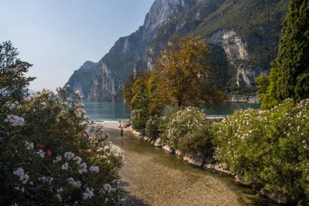 Foto de Día soleado de verano en Riva del Garda resort en el lago de Garda - Imagen libre de derechos