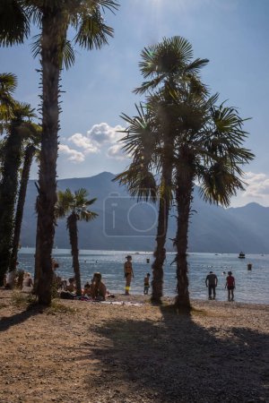 Foto de Día soleado de verano en Riva del Garda resort en el lago de Garda - Imagen libre de derechos