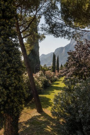Foto de Sunny summer day in Riva del Garda resort on Lake Garda - Imagen libre de derechos