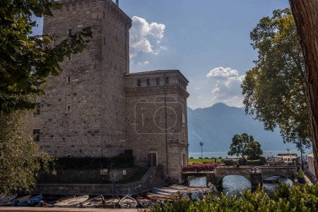 Foto de Sunny summer day in Riva del Garda resort on Lake Garda - Imagen libre de derechos