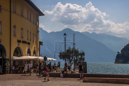Téléchargez les photos : Sunny summer day in Riva del Garda resort on Lake Garda - en image libre de droit