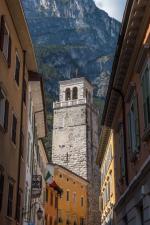 Téléchargez les photos : Journée ensoleillée d'été à Riva del Garda resort sur le lac de Garde - en image libre de droit
