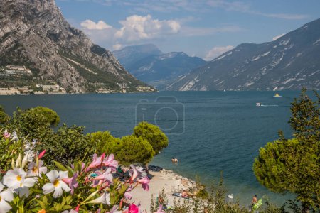 Foto de Soleado día de verano en Limone sul Garda resort en el lago de Garda - Imagen libre de derechos