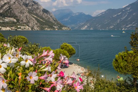 Foto de Soleado día de verano en Limone sul Garda resort en el lago de Garda - Imagen libre de derechos