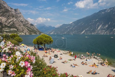 Téléchargez les photos : Journée ensoleillée d'été à Limone sul Garda resort sur le lac de Garde - en image libre de droit