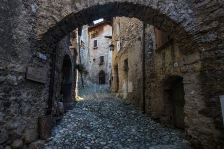 Téléchargez les photos : Rues de la vieille ville médiévale de Canale di Tenno sur le lac de Garde - en image libre de droit