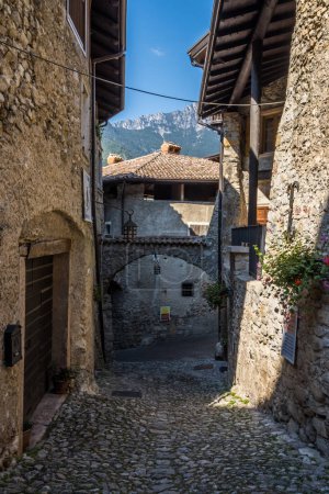 Foto de Calle de la antigua ciudad medieval de Canale di Tenno en el lago de Garda - Imagen libre de derechos