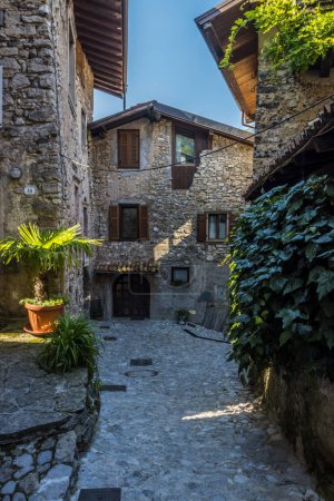 Téléchargez les photos : Rue de la vieille ville médiévale de Canale di Tenno sur le lac de Garde - en image libre de droit