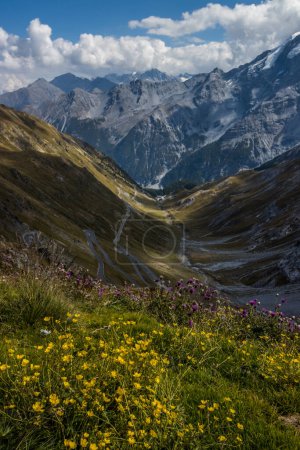 Foto de Ruta de montaña Stelvio Pass en los Alpes - Imagen libre de derechos
