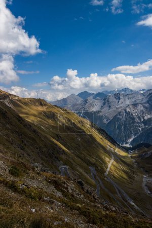 Téléchargez les photos : Route panoramique de montagne Stelvio Pass dans les Alpes - en image libre de droit