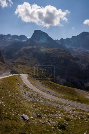 Foto de Nubes sobre la montaña carretera escénica Stelvio Pass en los Alpes - Imagen libre de derechos