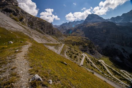 Téléchargez les photos : Route panoramique de montagne Stelvio Pass dans les Alpes - en image libre de droit