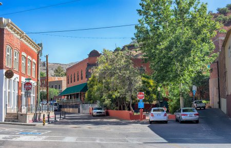 Téléchargez les photos : Bisbee, Arizona, États-Unis - 3 juin 2023 : Vieux bâtiments le long de la rue dans la vieille ville historique Bisbee - en image libre de droit