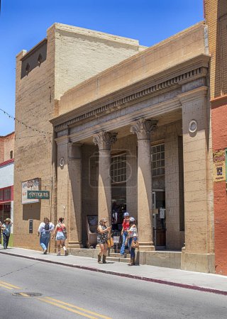Téléchargez les photos : Bisbee, Arizona, États-Unis - 3 juin 2023 : Une vue de rue des magasins, galeris et restaurants qui est un vieux point de repère historique dans cette vieille ville minière dans le sud-est de l'Arizona - en image libre de droit