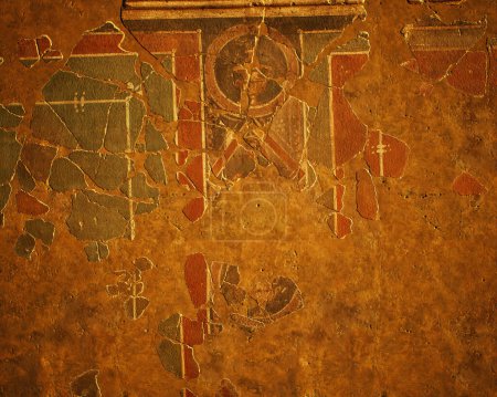 Foto de Antigua pared enlucida marrón con fresco envejecido. - Imagen libre de derechos