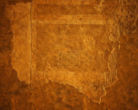 Téléchargez les photos : Ancien mur en plâtre brun avec fresque altérée. - en image libre de droit