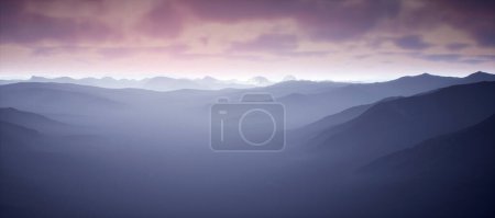 Téléchargez les photos : Paysage avec montagnes dans la brume sous un ciel nuageux au coucher du soleil. - en image libre de droit