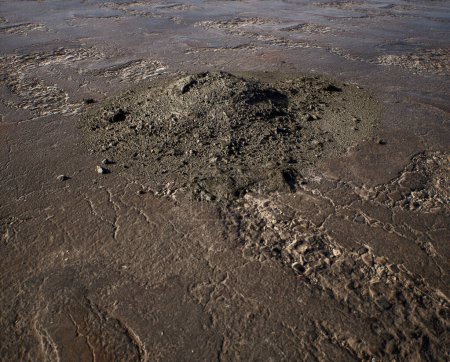 Foto de Montón de escombros en una vieja superficie de asfalto agrietada. - Imagen libre de derechos