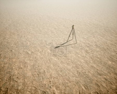 Téléchargez les photos : Arpenteur-géomètre sur trépied debout sur un grand paysage plat ouvert dans la brume. Vue grand angle. - en image libre de droit
