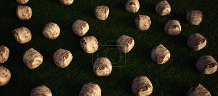 Téléchargez les photos : Collection de vieilles boules de base-ball usées sur gazon artificiel. Illuminé par la lumière du soleil. - en image libre de droit