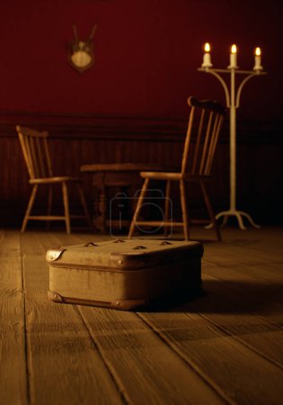 Téléchargez les photos : Intérieur rustique vintage avec valise en cuir, parquet, table en bois, chaises en bois, lambris, chandelier et crâne de cerf sur le mur. - en image libre de droit