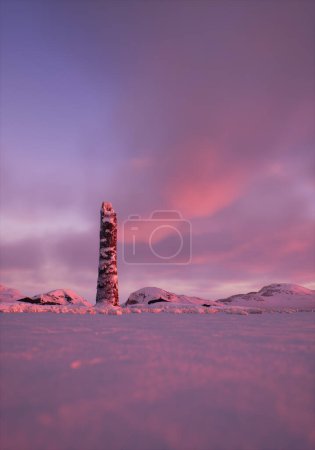 Foto de Tronco roto de pino en la nieve montañosa paisaje de invierno al atardecer. - Imagen libre de derechos