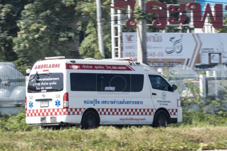 Téléchargez les photos : Chiangmai, Thaïlande - 8 novembre 2022 : Ambulance van of Sansai Luang Subdistrict Administrative Organization. Photo sur la route 121 à environ 8 km du centre-ville de Chiangmai, Thaïlande. - en image libre de droit