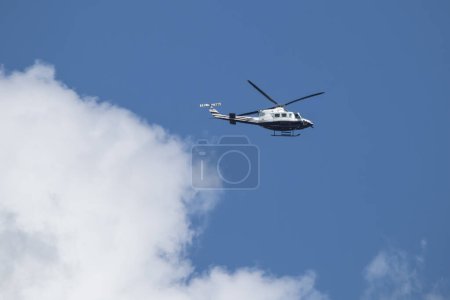 Téléchargez les photos : Chiangmai, Thaïlande - 12 décembre 2022 : Bell UH-1H Iroquois (205) de la police royale thaïlandaise. Photo sur la ville de Chiangmai. - en image libre de droit