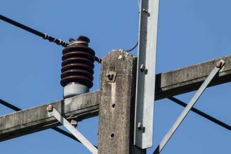 Téléchargez les photos : Gros plan Ligne d'électricité et électricité post wtih ciel bleu fond - en image libre de droit