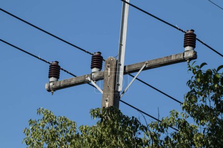 Téléchargez les photos : Gros plan Ligne d'électricité et électricité post wtih ciel bleu fond - en image libre de droit
