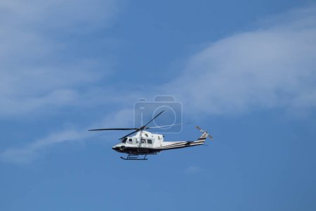 Téléchargez les photos : Chiangmai, Thaïlande - 3 octobre 2023 : Bell UH-1H Iroquois (205) de la police royale thaïlandaise. Photo sur la ville de Chiangmai. - en image libre de droit