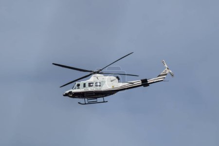Téléchargez les photos : Chiangmai, Thaïlande - 3 octobre 2023 : Bell UH-1H Iroquois (205) de la police royale thaïlandaise. Photo sur la ville de Chiangmai. - en image libre de droit