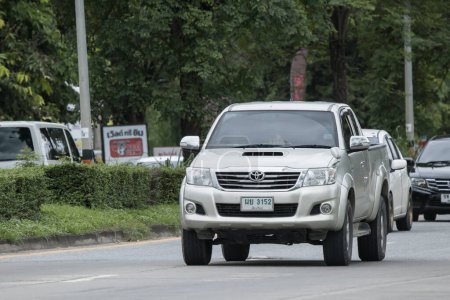 Téléchargez les photos : Chiangmai, Thaïlande - 12 septembre 2023 : Camion privé Toyota Hilux Vigo. Sur la route 1001 à 8 km de Chiangmai. - en image libre de droit