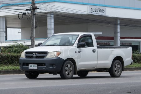 Téléchargez les photos : Chiangmai, Thaïlande - 2 octobre 2023 : Camion privé Toyota Hilux Vigo. Sur la route 1001 à 8 km de Chiangmai. - en image libre de droit