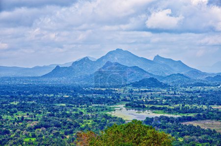Téléchargez les photos : Vue de Sigiriya, appelée Lion Rock. Sri Lanka. Photo de haute qualité - en image libre de droit