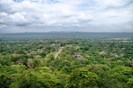 Téléchargez les photos : Vue de Sigiriya, appelée Lion Rock. Sri Lanka. Photo de haute qualité - en image libre de droit